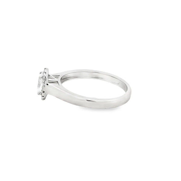 Anillo solitario en oro blanco de 14K con diamante ovalado de 0.50 ct