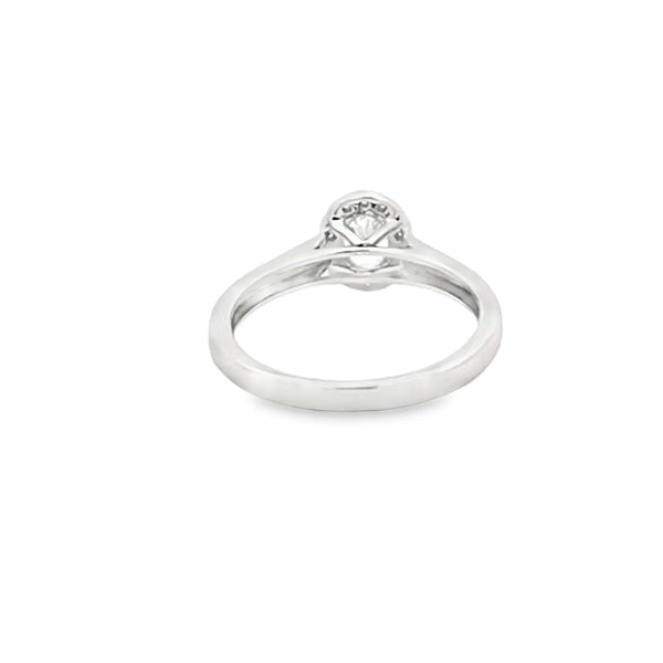 Anillo solitario en oro blanco de 14K con diamante ovalado de 0.50 ct