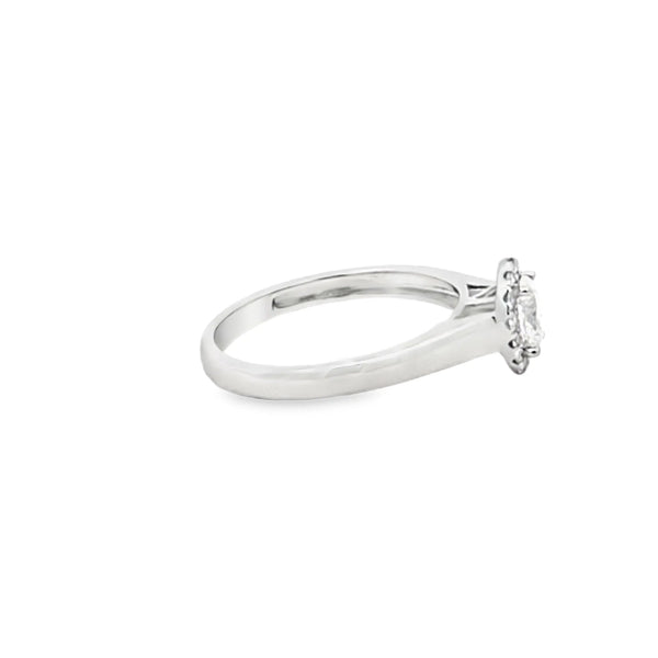 Anillo solitario en oro blanco de 14K con diamante ovalado de 0.50 ct