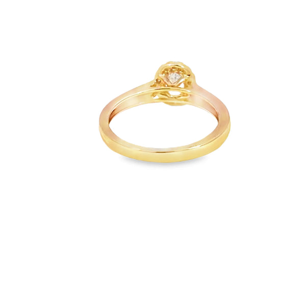 Anillo solitario en oro amarillo de 14K con diamante ovalado de 0.50 ct