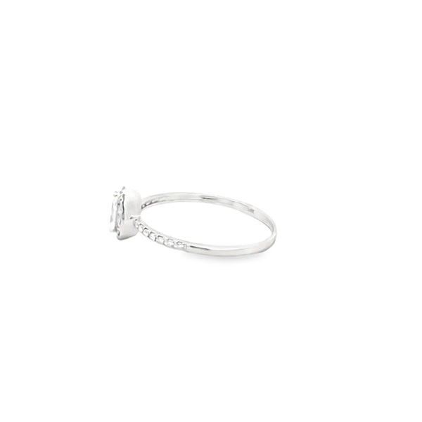 Anillo solitario en oro blanco de 14K con diamante en corte pera entre 0.27 y 0.43 ct