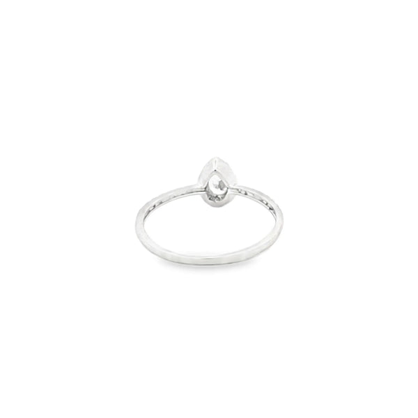 Anillo solitario en oro blanco de 14K con diamante en corte pera entre 0.27 y 0.43 ct