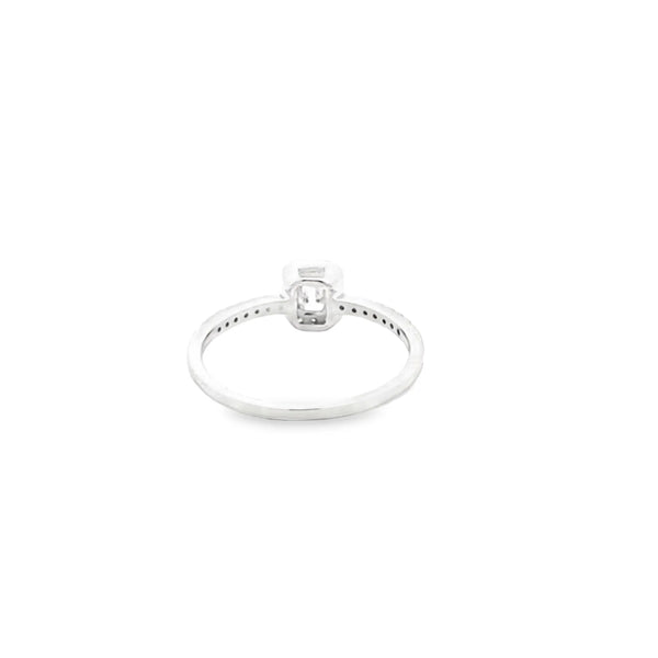 Anillo solitario en oro blanco de 14K con diamante en corte esmeralda entre 0.17 y 0.32 ct