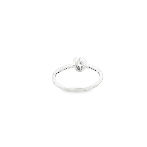 Anillo solitario en oro blanco de 14K con diamante ovalado entre 0.11 y 0.26 ct