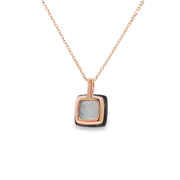 Dije en oro de 14K con diamante de 0.02 ct, estilo clásico