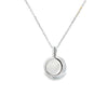 Dije en oro blanco de 14K con diamante de 0.02 ct, estilo delicado