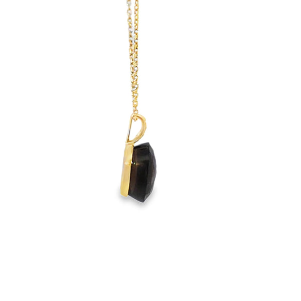 Dije en oro amarillo de 14K con diamante de 0.02 ct, diseño refinado