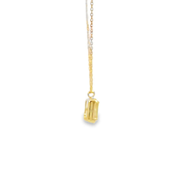 Dije con cadena en oro amarillo de 14K con diamante de 0.02 ct, estilo clásico