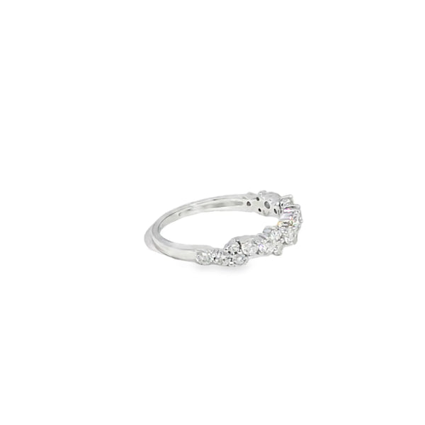 Anillo de oro blanco de 18K para dama con diamante de 0.60 ct, sofisticación pura