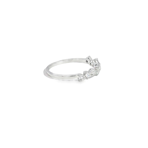 Anillo para dama en oro blanco de 18K con diamante de 0.40 ct, estilo refinado