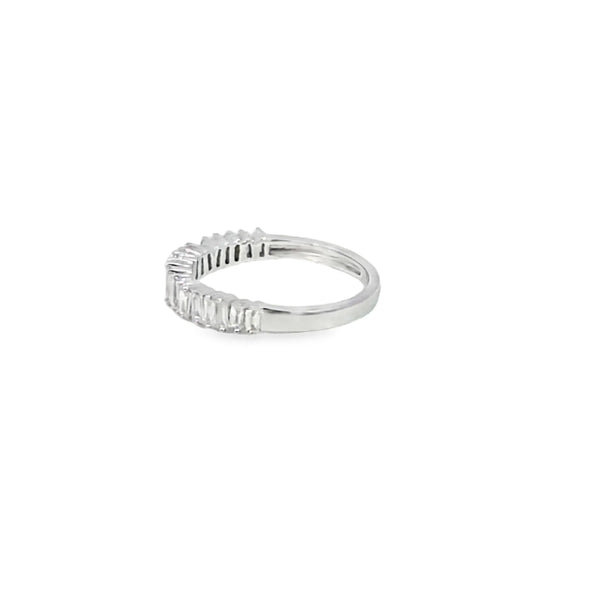 Anillo femenino en oro blanco de 18K con diamante de 0.47 ct, elegancia clásica