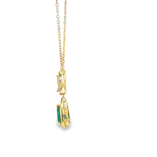 Dije con cadena bicolor en oro de 14K con diamante de 0.11 ct, esmeralda de 0.34 ct
