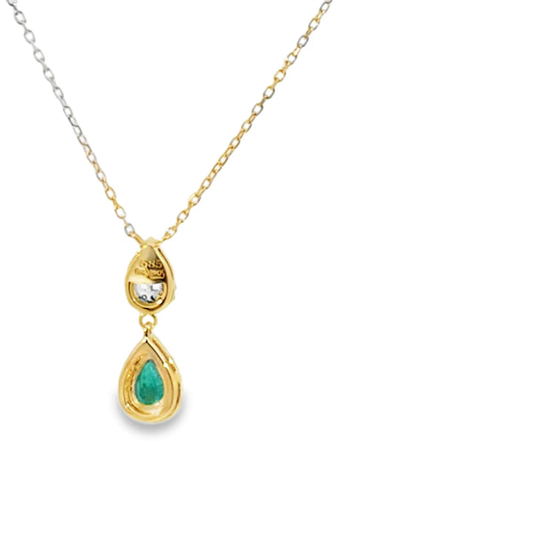 Dije con cadena bicolor en oro de 14K con diamante de 0.11 ct, esmeralda de 0.34 ct