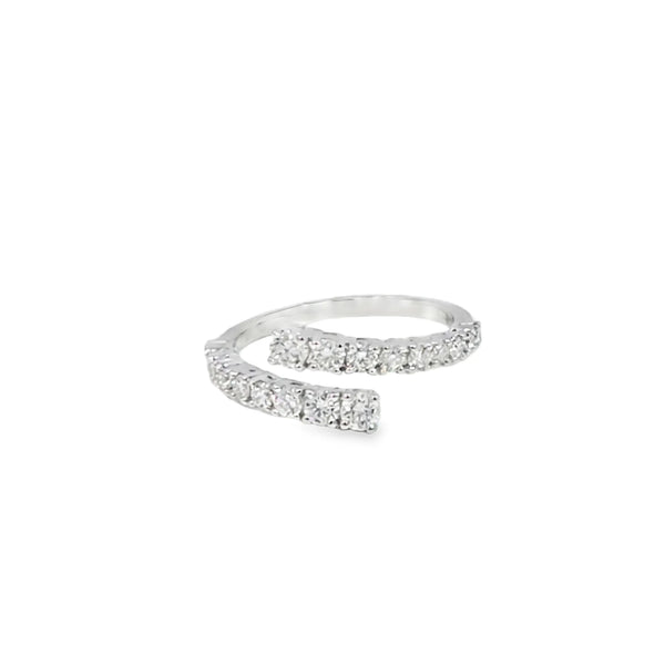 Anillo femenino en oro blanco de 18K con diamante de 0.65 ct, estilo distinguido