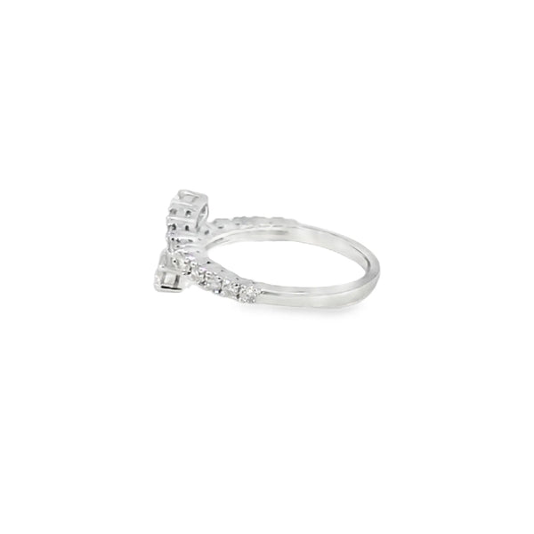 Anillo femenino en oro blanco de 18K con diamante de 0.65 ct, estilo distinguido