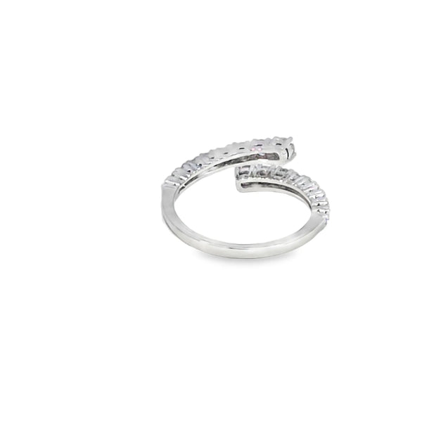 Anillo femenino en oro blanco de 18K con diamante de 0.65 ct, estilo distinguido