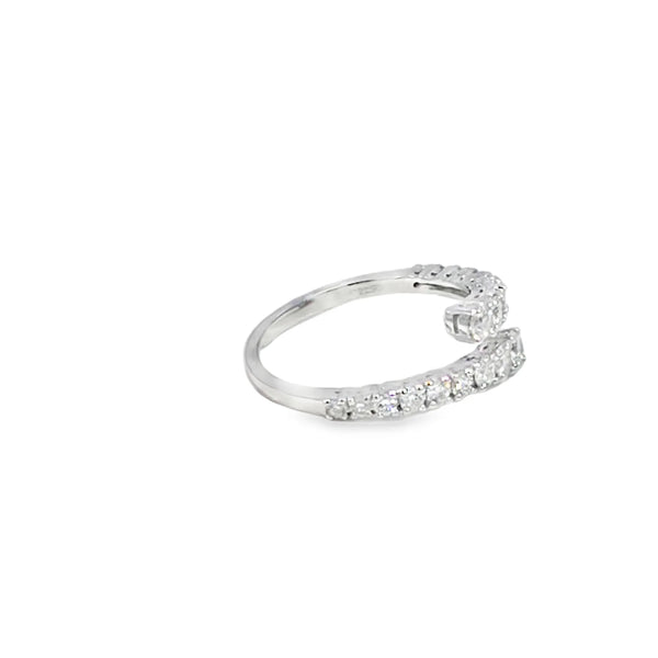 Anillo femenino en oro blanco de 18K con diamante de 0.65 ct, estilo distinguido