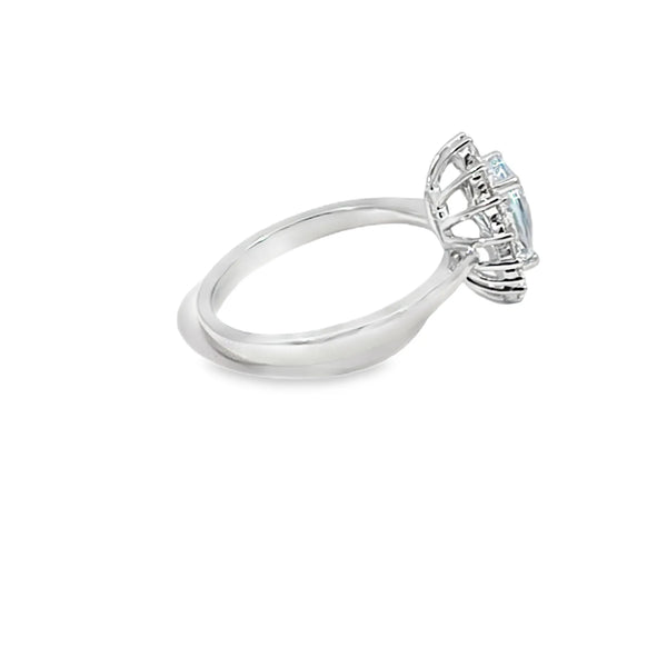 Anillo de oro blanco de 18K con diamante de 0.38 ct y aguamarina de 0.95 ct, diseño celestial