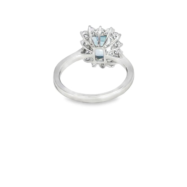 Anillo de oro blanco de 18K con diamante de 0.60 ct y aguamarina de 1.65 ct, diseño encantador