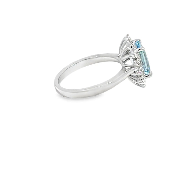 Anillo de oro blanco de 18K con diamante de 0.60 ct y aguamarina de 1.65 ct, diseño encantador