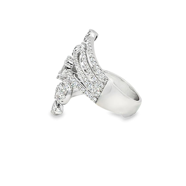 Anillo femenino en oro blanco de 18K con diamante de 1.35 ct, diseño majestuoso