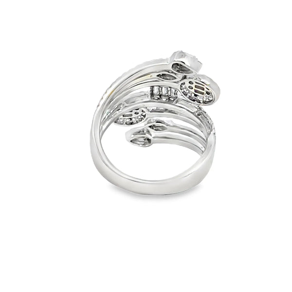 Anillo femenino en oro blanco de 18K con diamante de 1.35 ct, diseño majestuoso