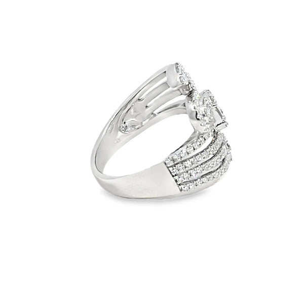 Anillo femenino en oro blanco de 18K con diamante de 1.35 ct, diseño majestuoso