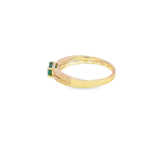 Anillo dama en oro amarillo de 14K con diamante de 0.10CT y esmeralda de 0.32CT