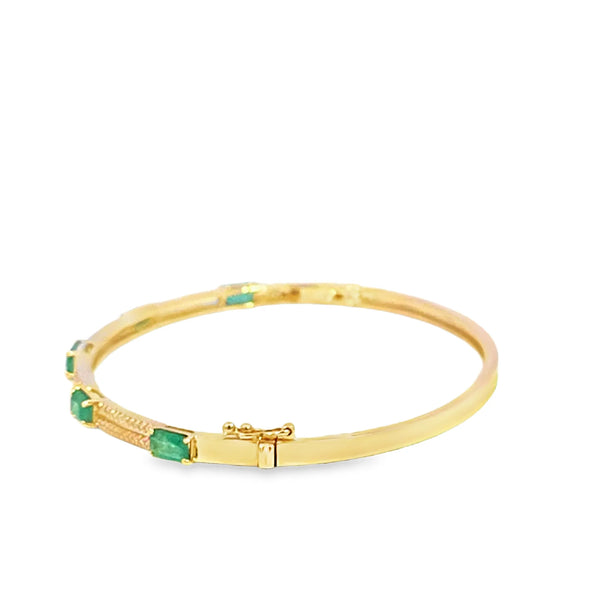 Brazalete en oro amarillo de 14K con diamante de 0.25CT y esmeralda de 1.55CT