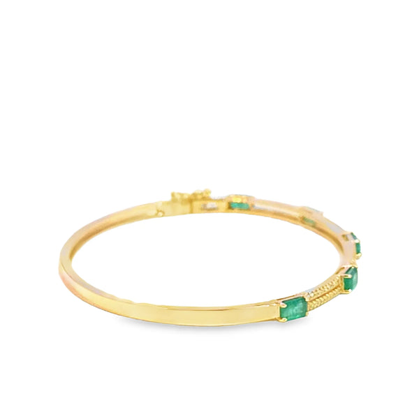 Brazalete en oro amarillo de 14K con diamante de 0.25CT y esmeralda de 1.55CT