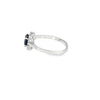 Anillo dama en oro blanco de 14K con diamante de 0.14CT y zafiro de 0.96CT