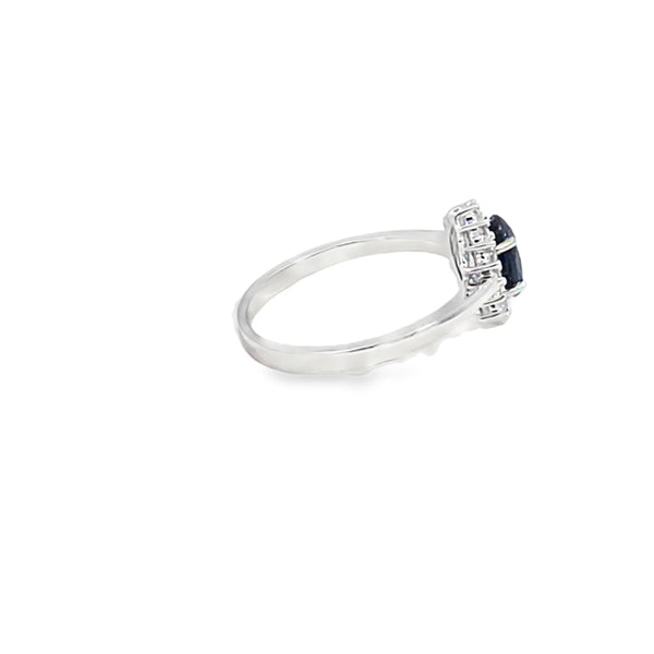 Anillo dama en oro blanco de 14K con diamante de 0.14CT y zafiro de 0.96CT