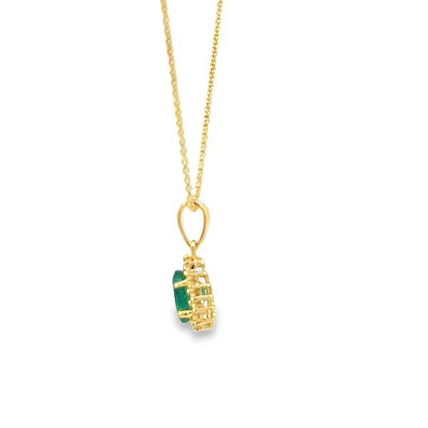 Dije con cadena en oro amarillo de 14K con diamante de 0.14CT y esmeralda de 0.74CT