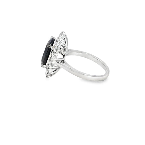 Anillo dama en oro blanco de 18K con diamante de 1.20CT y zafiro de 4.50CT