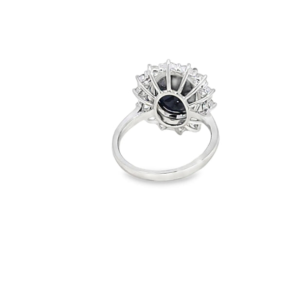 Anillo dama en oro blanco de 18K con diamante de 1.20CT y zafiro de 4.50CT