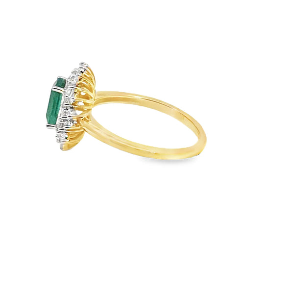 Anillo de dama en oro de 14K OA con esmeraldas de 1.10 ct y 0.60 ct diamantes