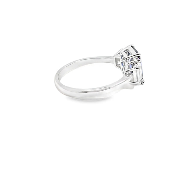 Anillo de dama en oro de 14K OB con diamante de 0.50 ct y zafiro de 2.50 ct