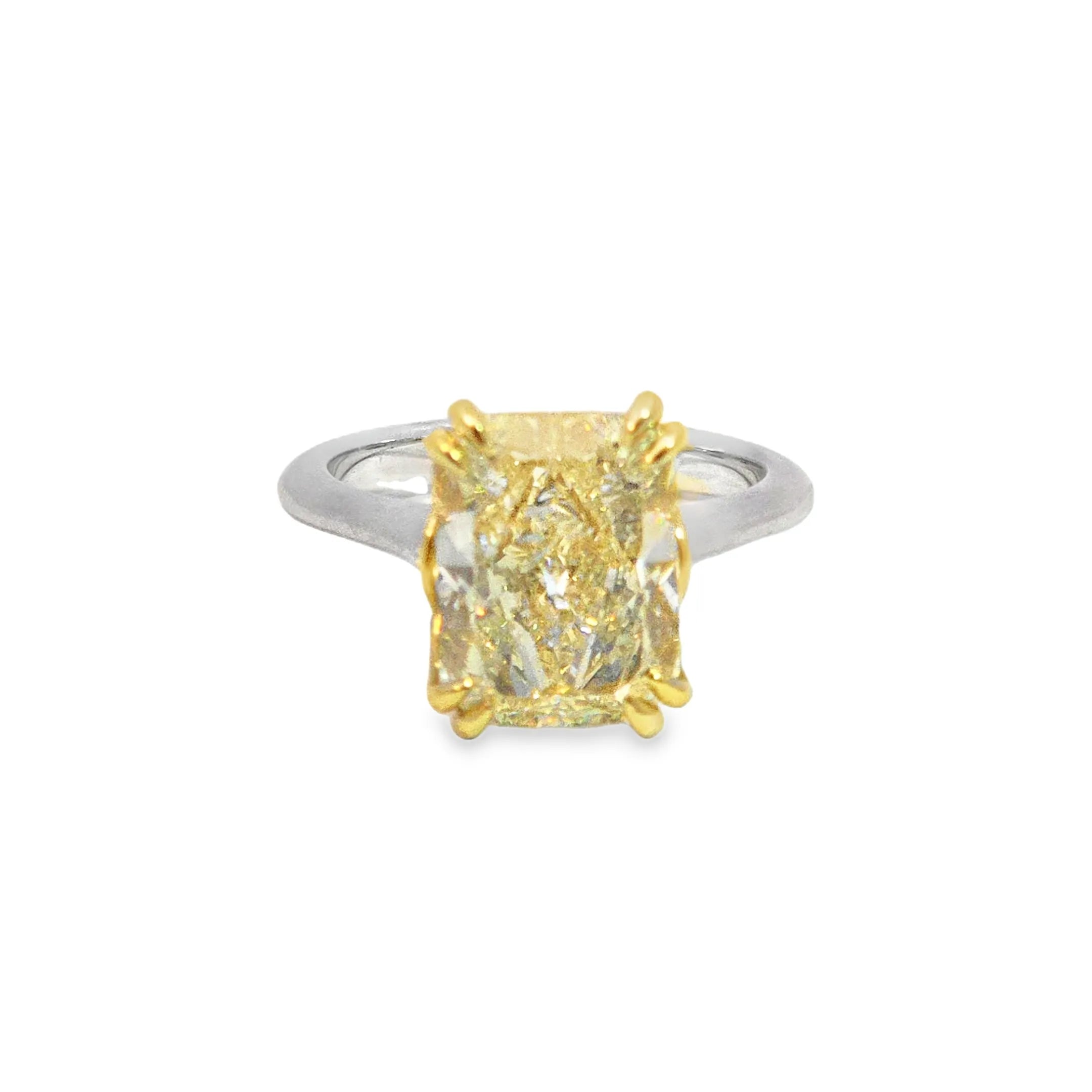 Anillo de Compromiso en Platino con Diamante Radiant color