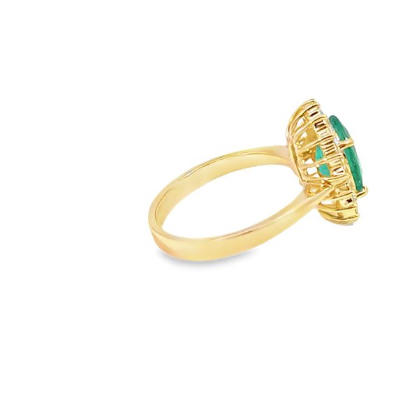 Anillo de dama en oro de 14K OA con diamante de 0.51 ct y esmeralda de 3.26 ct