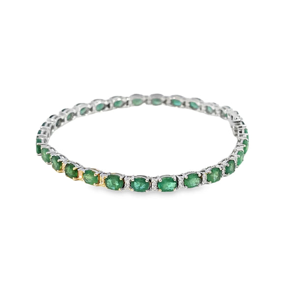 Brazalete en oro blanco de 14K con diamantes de 0.31 ct y esmeraldas de 10.01 ct