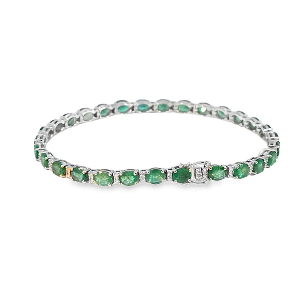 Brazalete en oro blanco de 14K con diamantes de 0.31 ct y esmeraldas de 10.01 ct