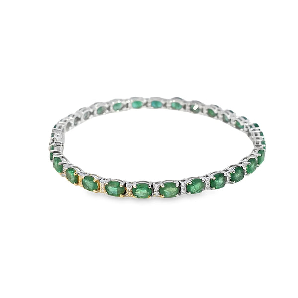 Brazalete en oro blanco de 14K con diamantes de 0.31 ct y esmeraldas de 10.01 ct