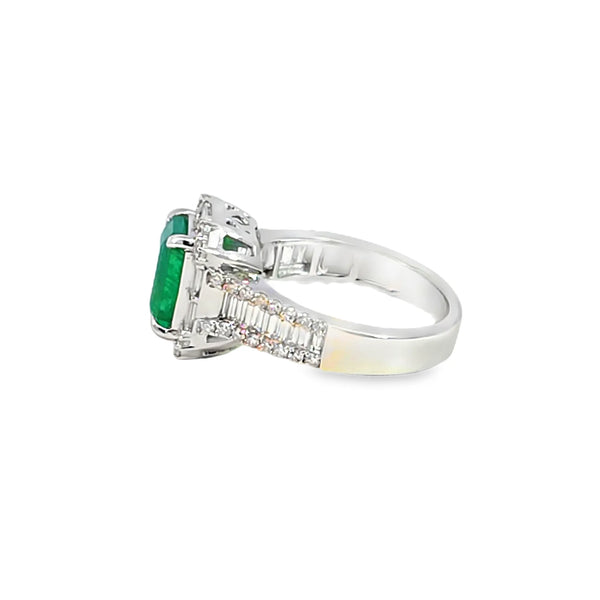 Anillo para dama en oro blanco de 14K con diamantes de 1.04 ct y esmeralda de 2.80 ct