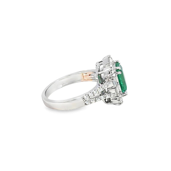 Anillo para dama en oro blanco de 14K con diamantes de 1.01 ct y esmeralda de 1.88 ct