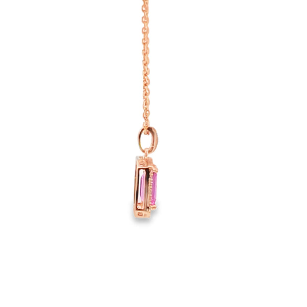 Dije con cadena en oro amarillo de 14K con diamantes de 0.17 ct y zafiro rosa de 1.28 ct