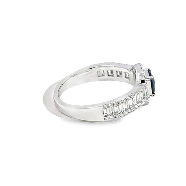 Anillo para dama en oro blanco de 14K con diamantes de 0.78 ct y zafiro de 0.66 ct