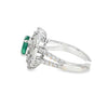 Anillo para dama en oro blanco de 14K con diamantes de 0.97 ct y esmeralda de 1.24 ct