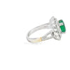 Anillo para dama en oro blanco de 14K con diamantes de 1.21 ct y esmeralda de 2.70 ct