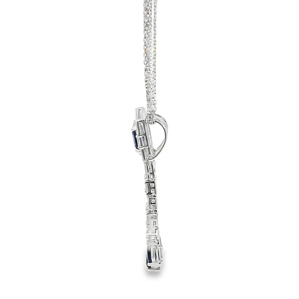 Dije con cadena en oro blanco de 14K con diamantes de 1.07 ct y zafiro de 2.18 ct
