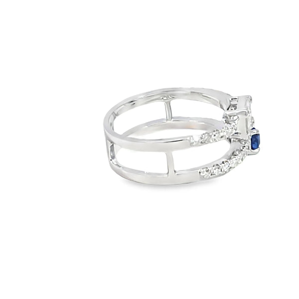 Anillo para dama en oro blanco de 14K con diamantes de 0.70 ct y zafiro de 0.74 ct